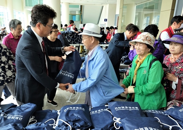대전 충남대학교에서 11일 오후 개최된 2018 사랑나눔효큰잔치의 후원사 (주)골프존 박기원 대표이사가 행사에 참석한 어르신들께 쌀을 전달하고 있다.