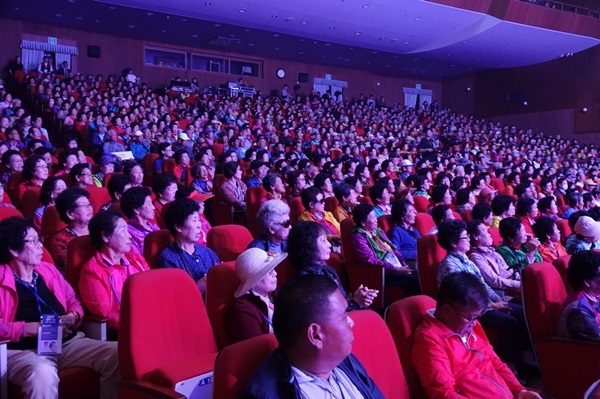 골프존문화재단이 올해로 8회를 맞이하는 ‘사랑나눔효큰잔치’를 11일 대전 충남대학교 정심화국제문화회관에서 개최했다. 행사에 참가한 소외 및 독거 어르신들 1,650여명이 음악 공연을 관람하며 흥겨운 시간을 보내고 있다.