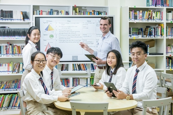 삼성전자가 싱가포르 한국국제학교에 디지털 플립차트 삼성 플립을 공급하며 스마트 스쿨 사업에 앞장섰다