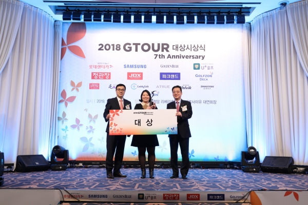 골프존이 주최한 2018 WGTOUR 대상은 정선아가 차지했다. 사진은 (좌측부터) 골프존 박기원 대표이사, 정선아, 롯데렌탈 남승현 부문장