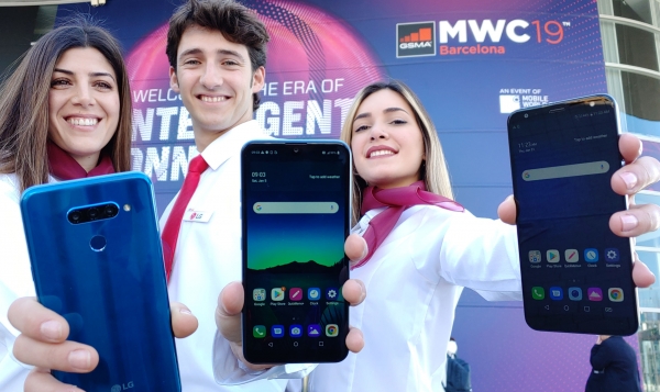 LG전자가 MWC 2019가 열리는 피라그란비아 전시장 입구에서 LG Q60, LG K50, LG K40(사진 왼쪽부터) 등 실속형 스마트폰 신제품 3종을 소개하고 있다