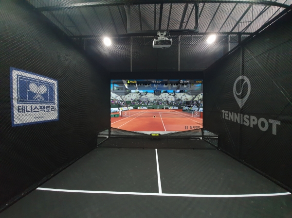 ㈜뉴딘콘텐츠의 스크린테니스 브랜드 ‘테니스팟’이 4월 8일(월), 경기도 김포시 대곶면에 실내 풀 코트와 스크린테니스를 겸비한 약 500평 규모의 실내 테니스장 ‘김포 테니스팩토리’를 오픈했다.