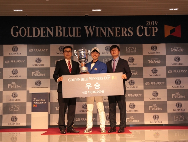 (좌측부터) 골프존 박기원 대표이사와 우승자 최민욱, 골든블루 정민욱 팀장이 ‘2019 골든블루 워너스 컵 1차 대회’의 우승 상금을 들고 기념촬영을 하고 있다.