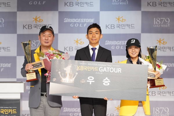 (좌측부터) 남자부 우승자 최근정, 골프존 안희훈 팀장, 여자부 우승자 한미숙이 ‘2019 KB국민카드 GATOUR 4차 결선대회’의 시상식에서 기념 촬영을 하고 있다.