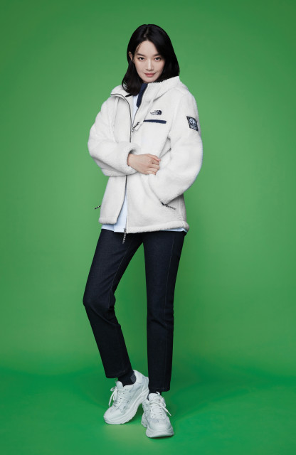1082만개의 페트병을 재활용한 ‘에코 플리스 컬렉션’의 대표 제품 ‘세이브 디 어스 플리스 후드 재킷’을 착용한 노스페이스 홍보대사 신민아