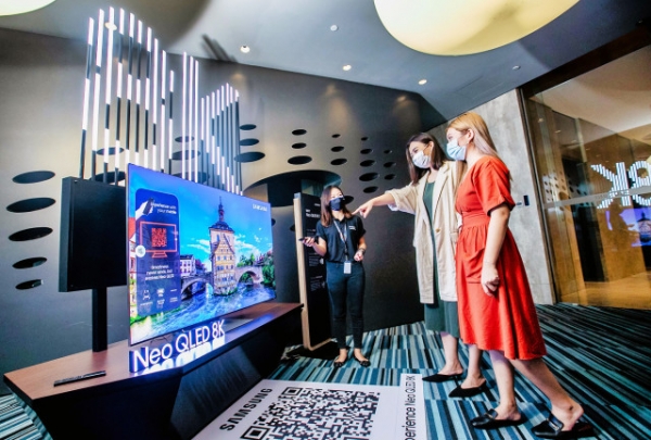 싱가포르의 대형 상업지구 메이플트리 비즈니스시티에 마련된 2021년 삼성전자 TV 신제품 행사장에서 현지 미디어와 거래선들이 Neo QLED 신제품을 체험하고 있다