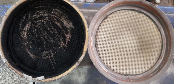 경유차에서 주로 발생하는 검은 매연은 불완전 연소와 클리닝 시기가 경과한 DPF 필터(왼쪽) 고장이 주원인이다. 오른쪽은 1년에 1번 클리닝한 필터