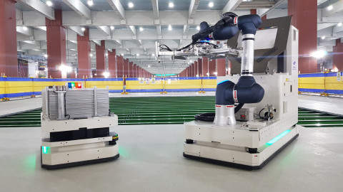삼성물산이 개발한 엑세스 플로어 시공 로봇. 해당 로봇은 반도체 공장이나 클린룸, 데이터센터의 전산실 등에 투입돼 무게 10kg에 달하는 상부 패널을 스스로 움직이며 설치한다
