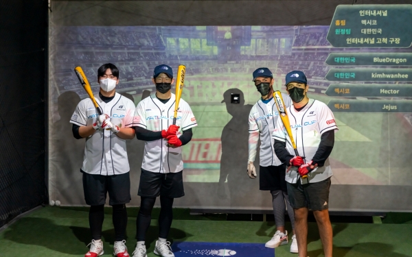 WBSC 버추얼컵에서 최종 우승을 차지한 한국 kimhwanhee팀이 멕시코 타코스 알 파스토르팀과 기념사진을 촬영하고 있다. (왼쪽부터)김환희, 김청용, Munoz, Garza 선수.