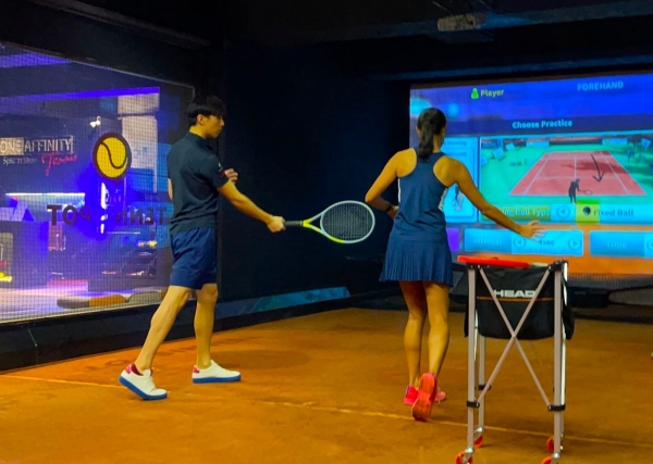 홍콩 구룡 쿤통 지역 테니스 체험 전문 매장에 설치된 뉴딘콘텐츠 스크린테니스 브랜드 ‘테니스팟’