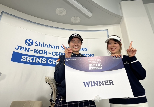지난 25일(일) 열린 ‘2024 신한투자증권 한중일 골프존 스킨스 챌린지’ 대회 현장에서 우승을 차지한 일본팀(왼쪽 미우라 모모카, 사사하라 유미)이 시상수표를 들고 기뻐하고 있다.