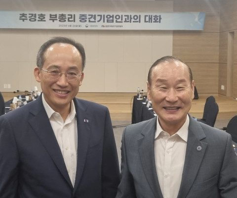 경제부총리 초청 중견기업계 간담회가 6월 26일 상장회사회관에서 열렸다. 왼쪽부터 추경호 경제부총리와 최병오 패션그룹형지 회장