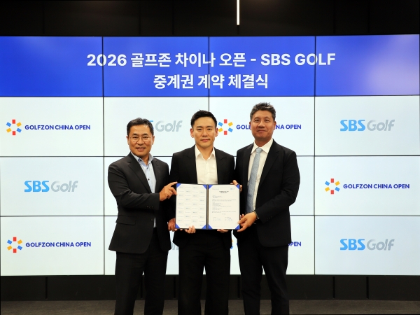 지난 9월 8일 골프존타워서울 미디어스튜디오에서 진행된 ‘2026 골프존 차이나 오픈’ 방송 중계 업무협약식에서 (왼쪽부터)SBS골프 이상근 대표, 골프존차이나 박성봉 동사장, 골프존 박강수 대표가 기념사진을 촬영하고 있다_골프존 제공