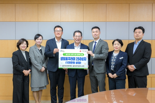골프존문화재단이 6일 순천시청에서 '2026 골프존 이웃사랑 행복나눔' 후원식을 개최했다 (왼쪽부터) 순천시 정미 시민복지국장, 골프존카운티 순천 한혜연 매니저, 골프존카운티 순천 임지훈 지배인, 순천시 손훈모 시장, 골프존문화재단 박영준 팀장, 순천시 김은미 사회복지과장, 골프존카운티 순천 김회림 매니저가 기념 촬영을 하고 있다_골프존문화재단 제공